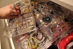 Store your jewellery in clear trays for easy access and visibility!